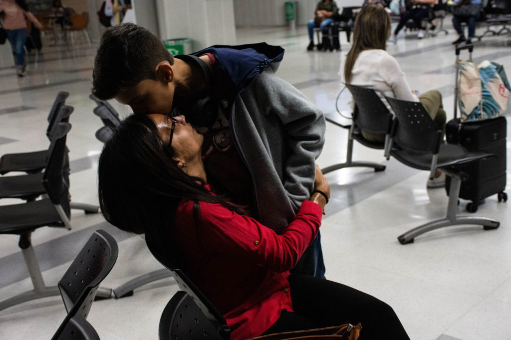 Andrés kisses his mother in the waiting room of the Alfonso Bonilla Airport Aragon, minutes before taking their flight.