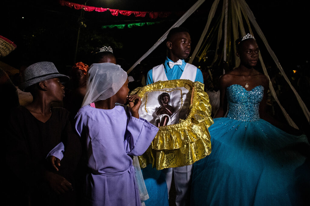 The most important Christmas procession in Quinamayó is known as the ‘The Road to Bethlehem’, led by two children who dress up as María and José, while three young people play the role of godparents of the Black Child God, the protagonist of the event. 